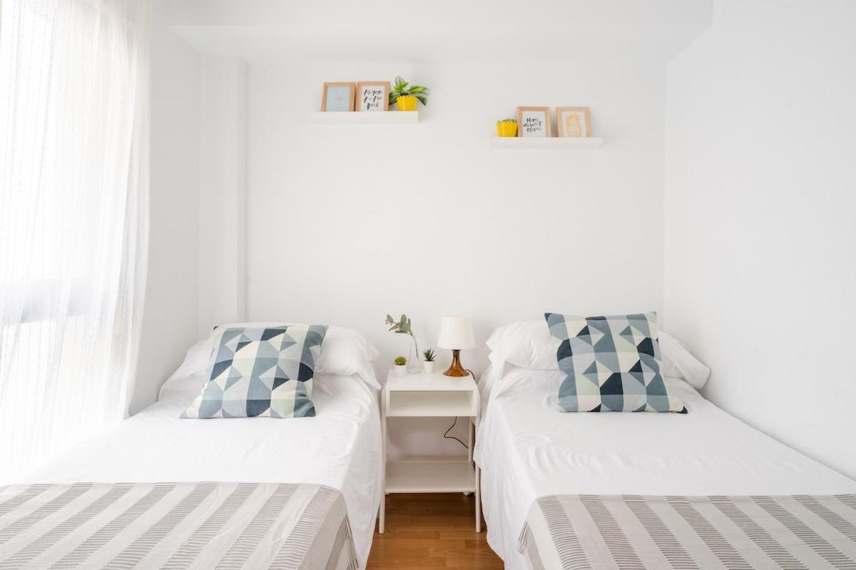 Explore From A Moderm Apartment Málaga